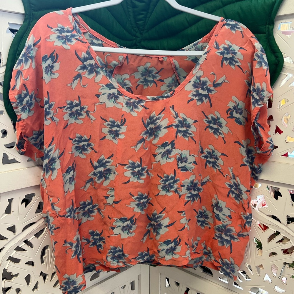 Acacia Swimwear silk top in Vintage Aloha print. See size below. Coral/Blue